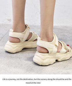 uricca 1674円 クーポンで！ サンダル レディース 厚底 シューズ 春 夏 黒 白 おしゃれ 歩きやすい ビーサン 軽量 スポーツサンダル ^bo-919^